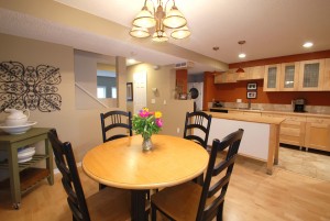 Enticing Dining & Kitchen!